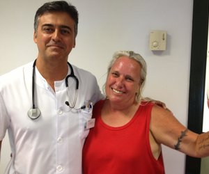 Kim Maclean, alias Shark Lady, saam met een van die spesialiste op die eiland van Tenerife, Spanje wat, ná ‘n frats-ongeluk, om haar lewe geveg het